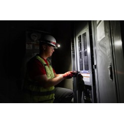 Latarka czołowa ładowana przez USB 600 lumenów L4HL2301 MILWAUKEE