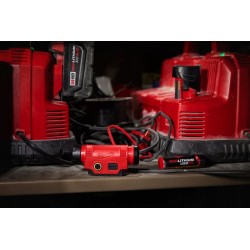 Latarka czołowa ładowana przez USB 600 lumenów L4HL2301 MILWAUKEE