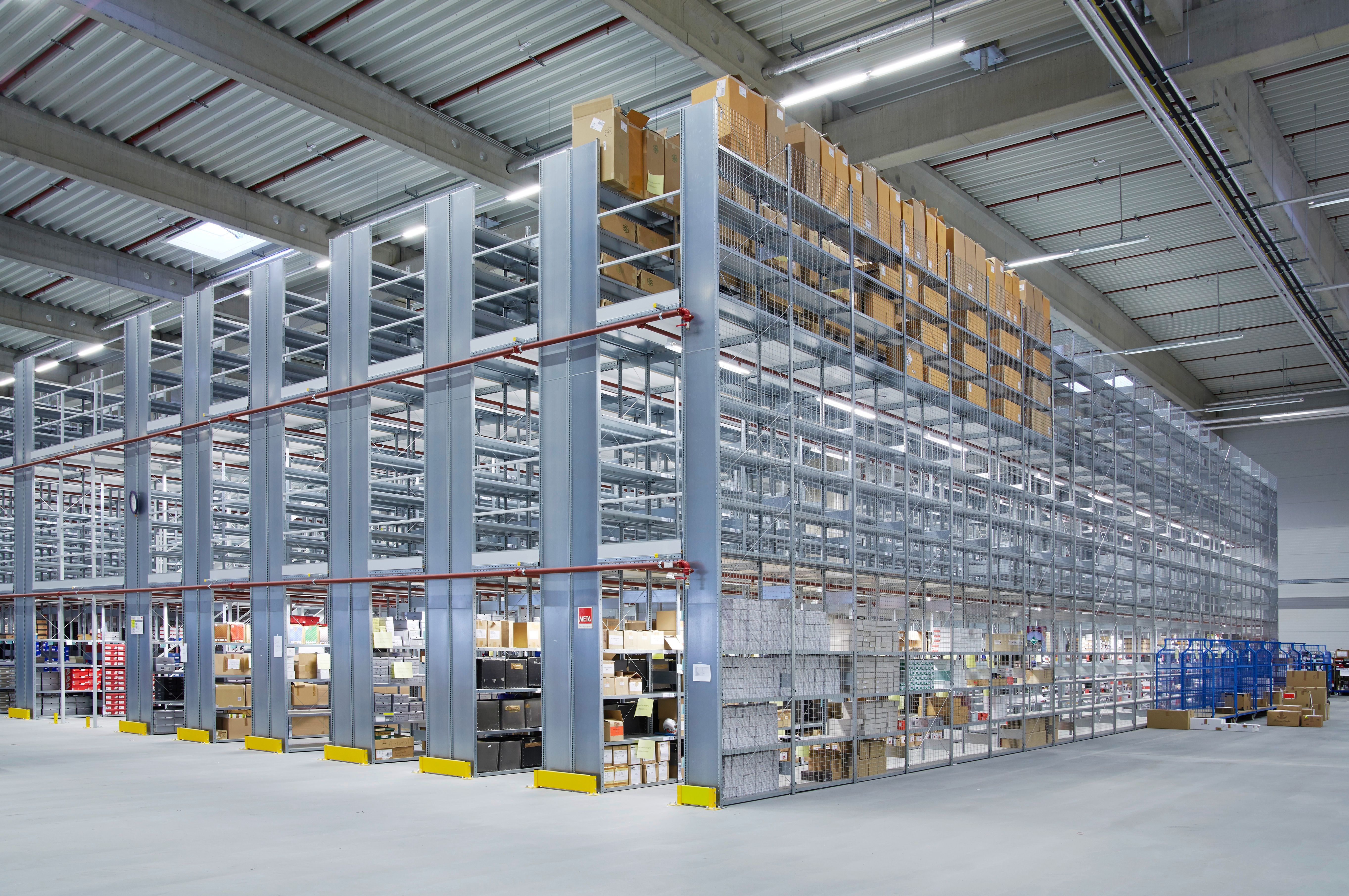 Pomosty na bazie regałów