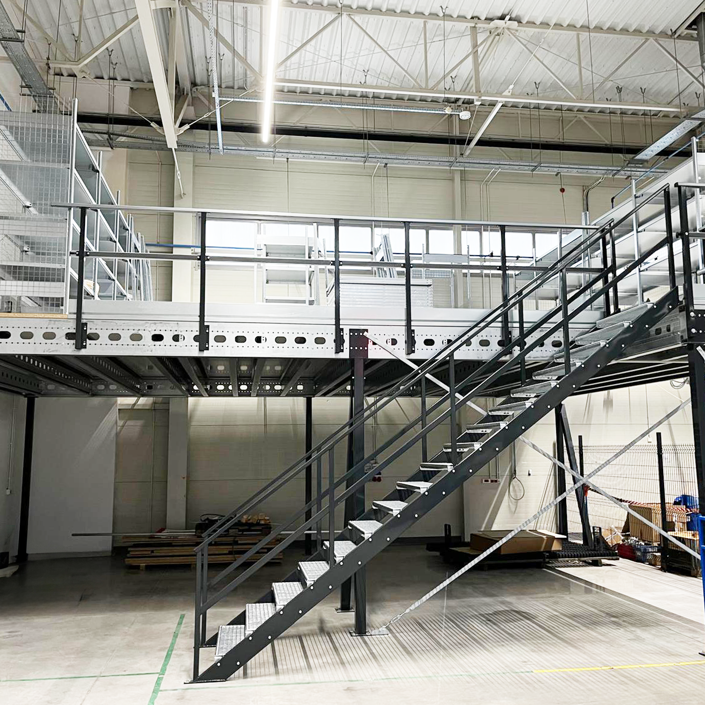 Pomosty magazynowe realizacja